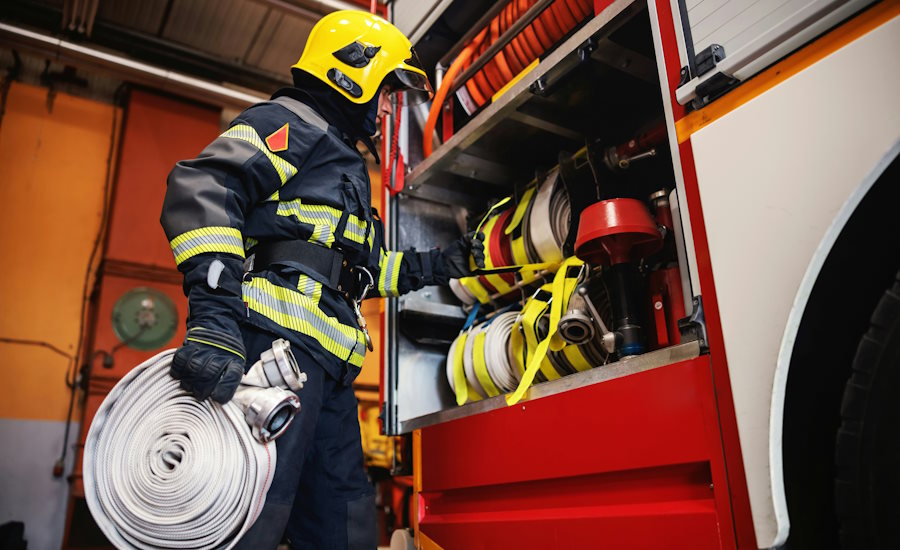 för brandmän är det omöjligt för arbetsgivaren att först ta till tekniska åtgärder på arbetsplatsen här krävs det alltid att skyddsutrustningen är prio nummer ett