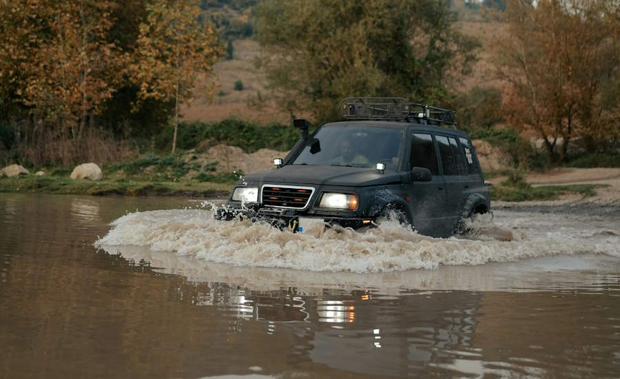 offroad 4x4 bil som körs genom vatten